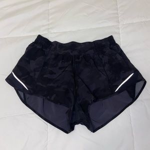 Camo lululemon hotty hot shorts, low rise/2.5 inch